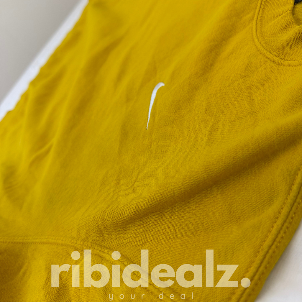 Nike Sweatshirt Unisex Ocker Gelb Basic Swoosh Stick – Größe M