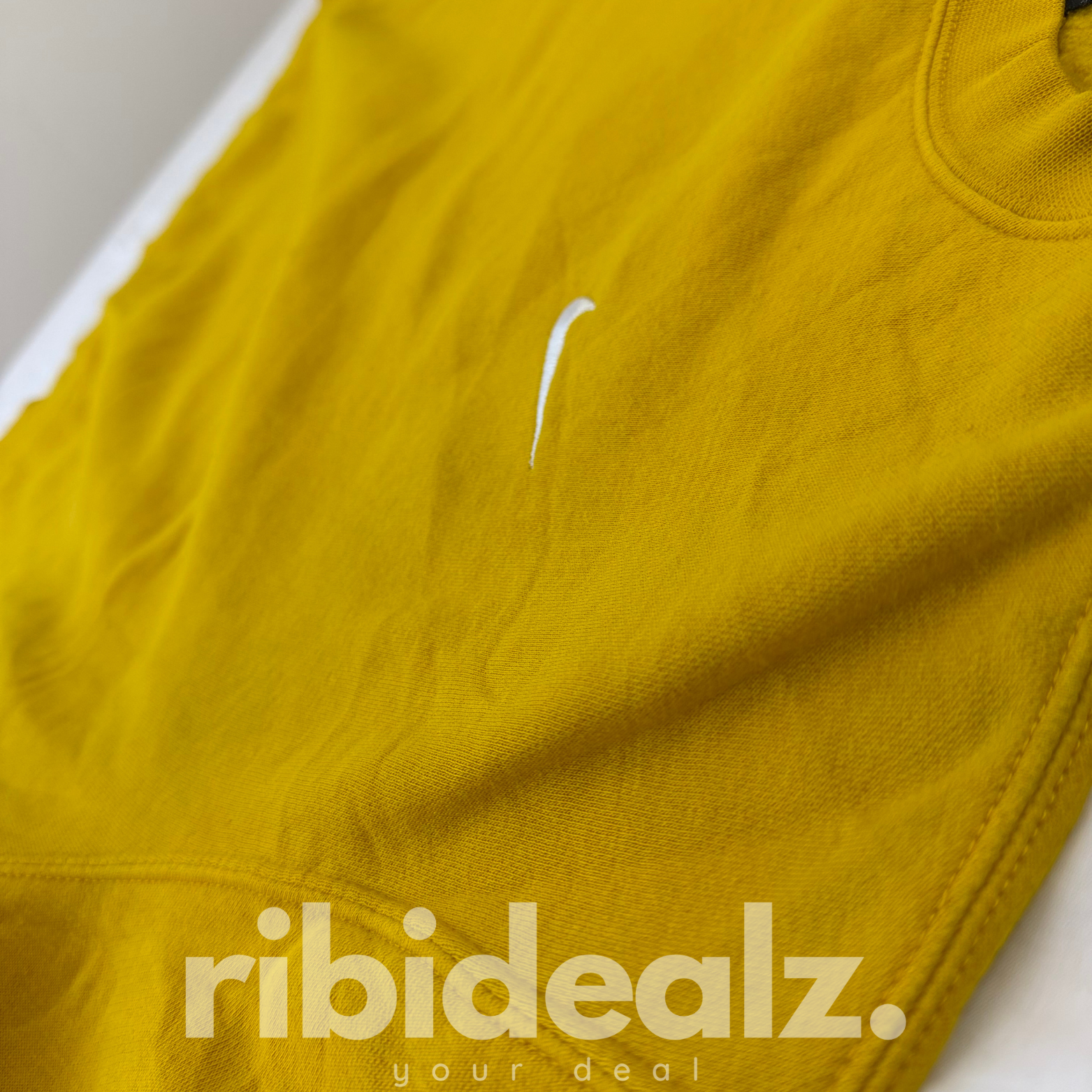 Nike Sweatshirt Unisex Ocker Gelb Basic Swoosh Stick – Größe M